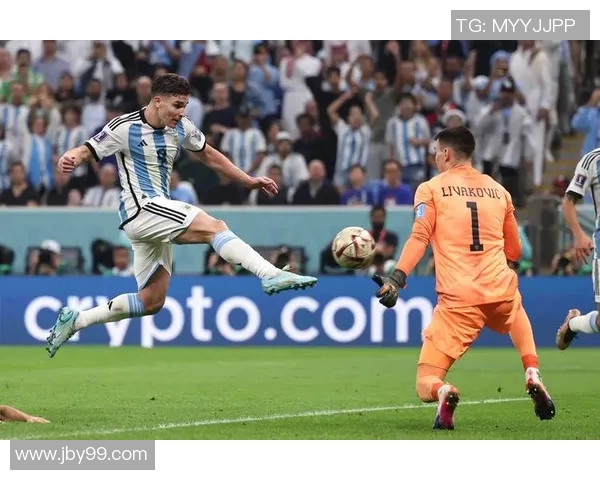 克罗地亚与阿根廷激战正酣双方拼搏展现足球魅力与激情