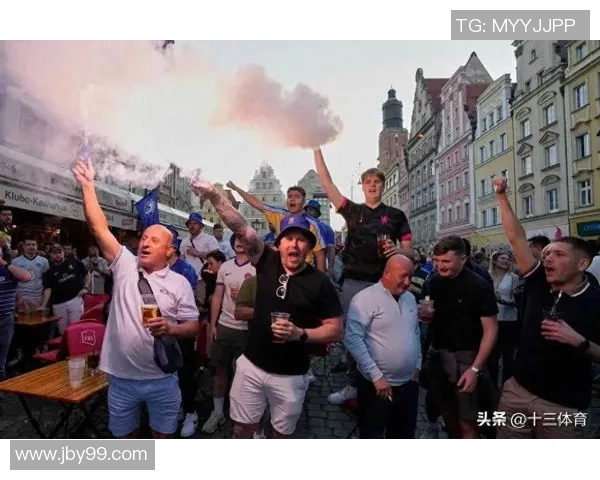 欧冠门票系统瘫痪数万球迷排队奋战12小时争抢梦寐以求的入场券