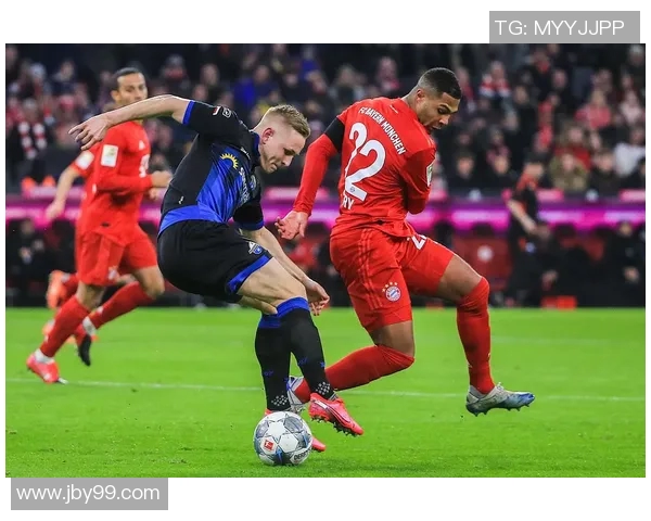 莱万重返安联球场引发拜仁球迷愤怒反响:背叛与忘恩负义的争议之战 莱万重返安联球场引发拜仁球迷愤怒反响:背叛与忘恩负义的争议之战